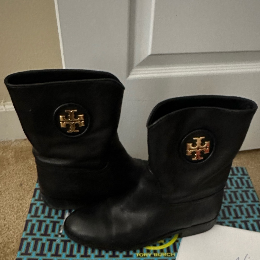 Tory Burch boots size 7 black leather with gold logo